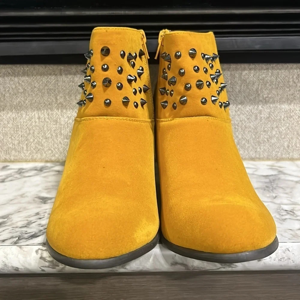 Qupid Priority 46 Women’s Mustard Velvet Spiked and‎ Studded Ankle Boots 10 NIB - Picture 2 of 9